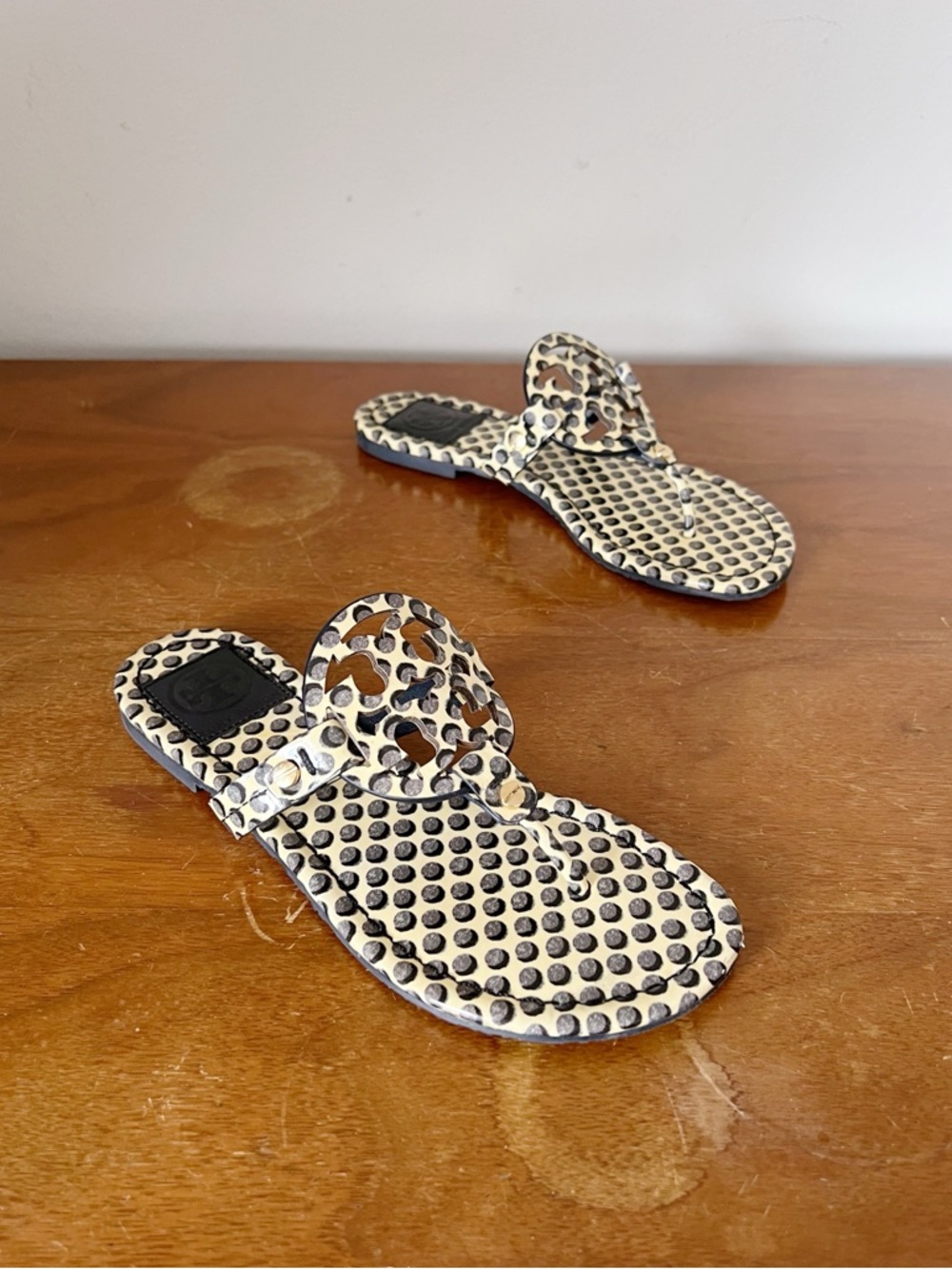 Tory Burch • Miller Sandal patent leather Dot Shadow slide thong logo flip flop